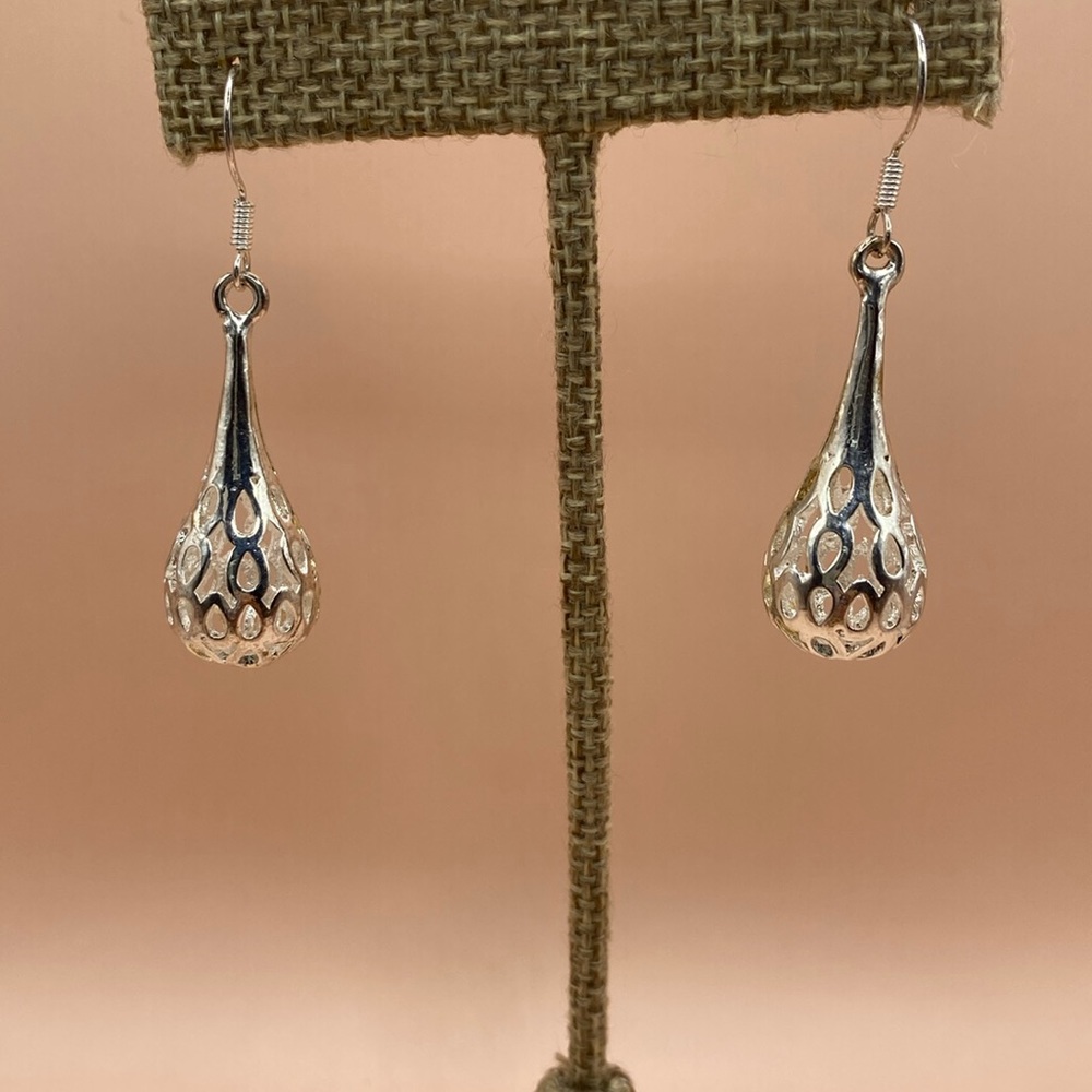 NWOT: Silver‎ tone dangle teardrop hook-back earrings